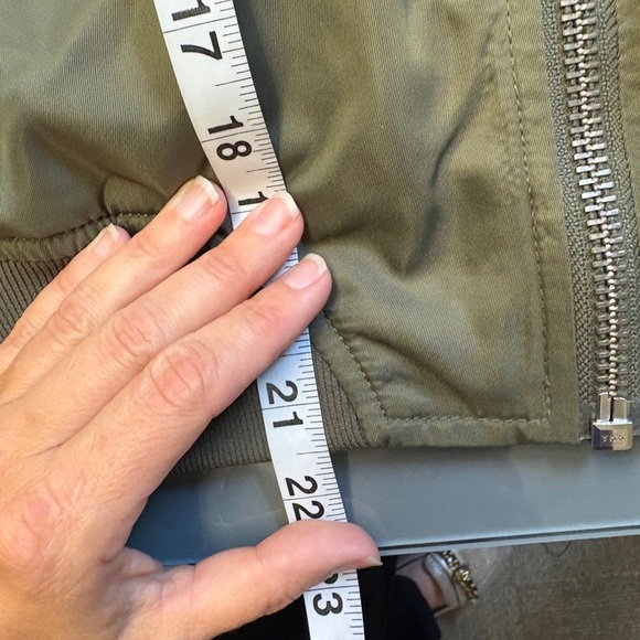 Aritzia Talula women’s size XXS Military Green crop Whitby Bomber Flight Jacket - Picture 4 of 7